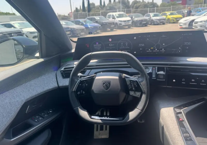 Vue intérieure centrée sur le volant et le cockpit numérique du Peugeot 3008 Hybrid 145 e-DCS6 GT noir 2025.