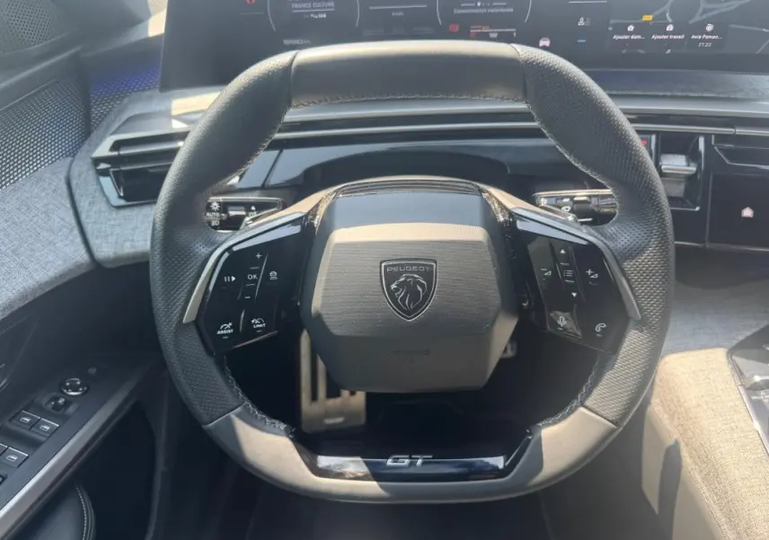Vue rapprochée du volant cuir noir GT et du cockpit numérique du Peugeot 3008 Hybrid 145 e-DCS6 GT 2025.