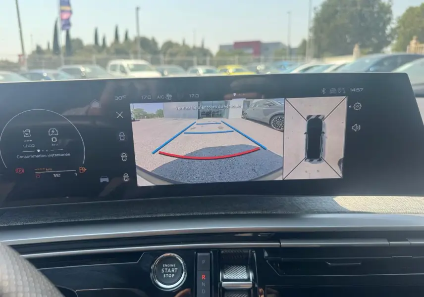 Vue intérieure du tableau de bord du Peugeot 3008 Hybrid 145 e-DCS6 GT 2025, écran affichant la caméra de recul et la vue 360°.