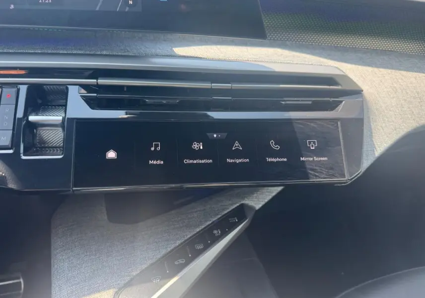 Tableau de bord du Peugeot 3008 Hybrid 145 e-DCS6 GT 2025, vue rapprochée sur l'écran tactile noir et les commandes tactiles.