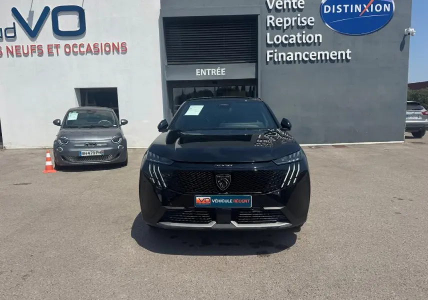 Vue avant frontale d’un Peugeot 3008 Hybrid 145 e-DCS6 GT noir, avec calandre distinctive et feux LED en griffes.