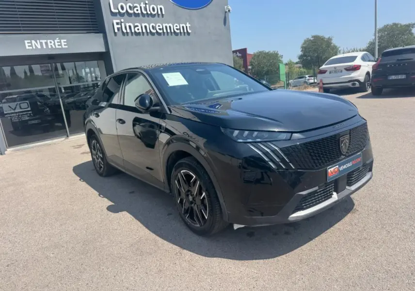 Peugeot 3008 Hybrid 145 e-DCS6 GT noir, vue 3/4 avant droit, avec jantes alliage 19 pouces et calandre distinctive.