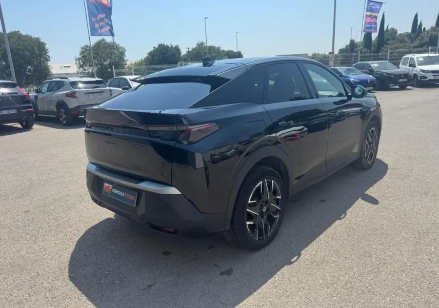 Peugeot 3008 Hybrid 145 e-DCS6 GT noir, vue 3/4 arrière droit, jantes alliage 19 pouces et feux arrière LED distinctifs.