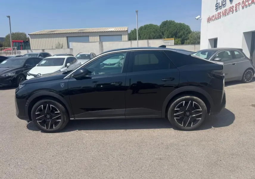 Peugeot 3008 Hybrid 145 e-DCS6 GT noir, vue de profil côté gauche, avec jantes alliage 19 pouces et lignes épurées.