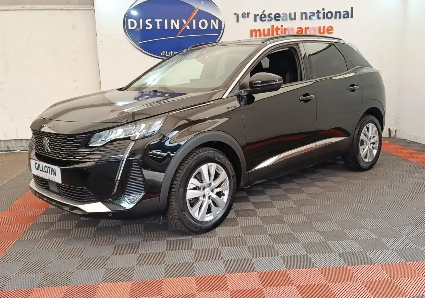 Peugeot 3008 noir en 3/4 avant droit, avec feux LED et jantes alliage visibles en intérieur showroom.