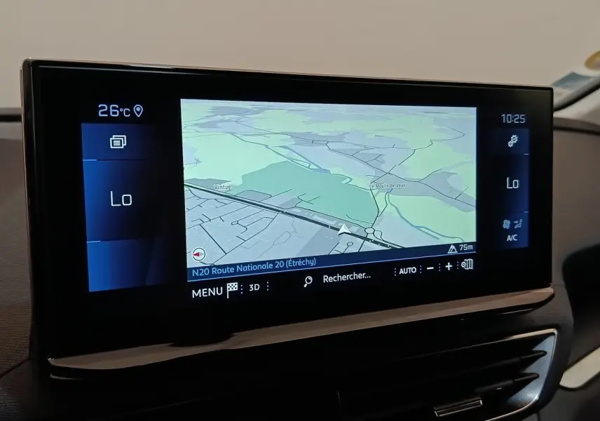 Écran tactile central du Peugeot 3008 noir 2022 affichant la navigation avec commandes climatisation visibles.