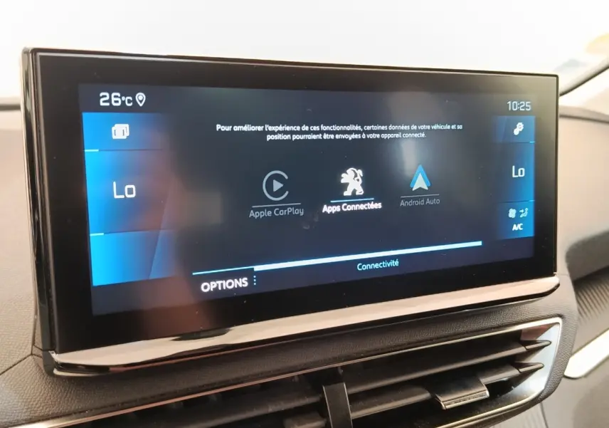 Écran tactile central du tableau de bord du Peugeot 3008 noir, affichant Apple CarPlay et Android Auto.