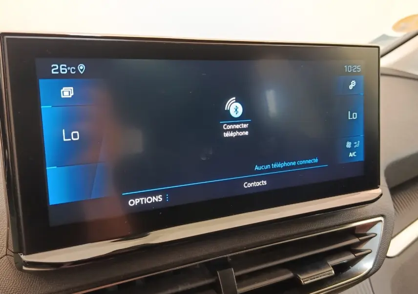 Écran tactile central du tableau de bord du Peugeot 3008 noir, affichant la connexion Bluetooth et la climatisation à 26°C.