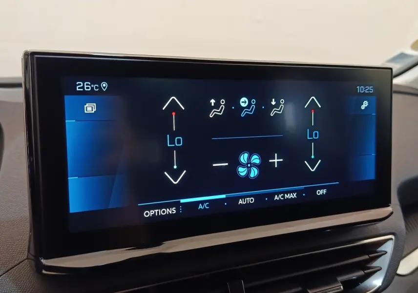 Écran tactile central affichant la climatisation digitale du Peugeot 3008 noir, vue intérieure rapprochée.