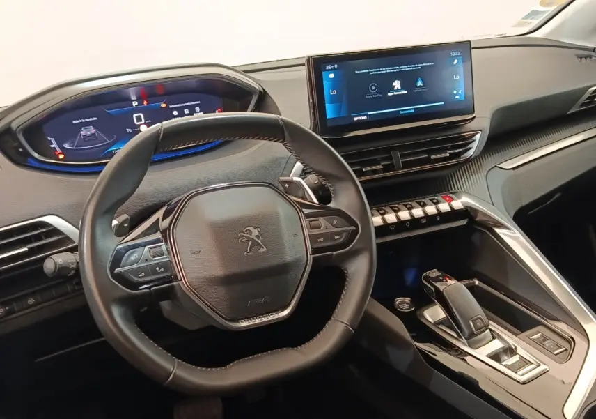 Vue intérieure centrée sur le volant cuir Peugeot et l’écran tactile du tableau de bord du 3008 noir 2022.