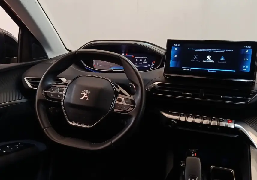 Vue intérieure avant du Peugeot 3008 noir 2022, volant cuir, tableau de bord digital et écran tactile central lumineux.
