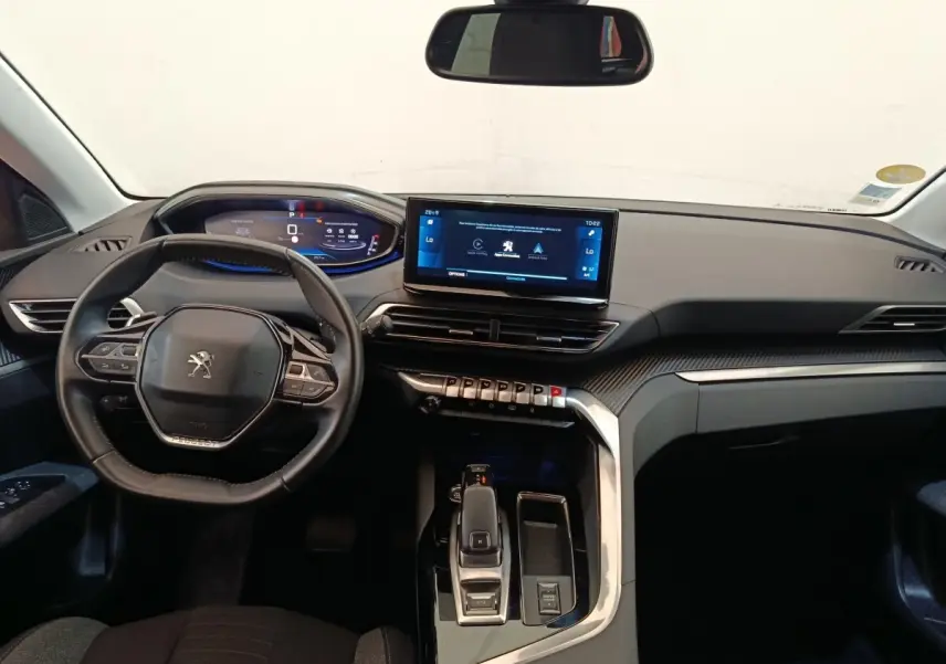 Vue intérieure avant du Peugeot 3008 noir 2022, tableau de bord digital et écran tactile central lumineux.