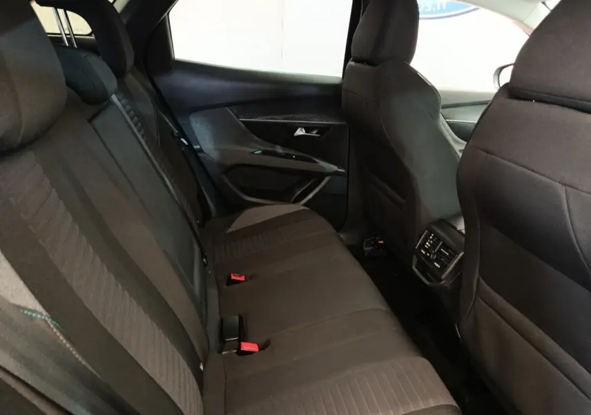 Vue intérieure arrière du Peugeot 3008 noir 2022, montrant la banquette arrière et les aérations centrales.
