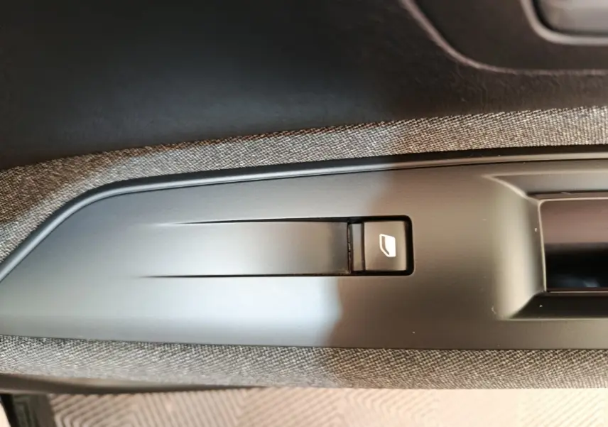 Gros plan sur la commande électrique de la ventilation additionnelle côté passager, finition noire et tissu gris Peugeot 3008 2022.