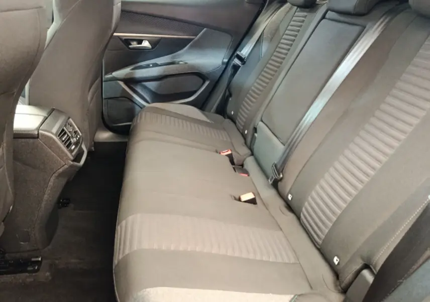 Vue intérieure côté droit des sièges arrière noirs du Peugeot 3008 2022 avec ceinture de sécurité et ventilation arrière.
