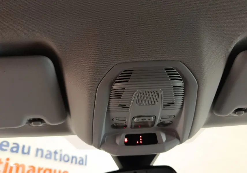 Vue intérieure du plafonnier gris avec commandes d’éclairage et affichage digital du Peugeot 3008 noir 2022.