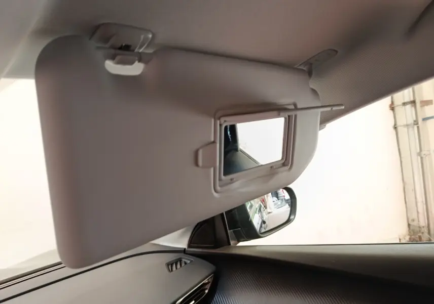 Détail du pare-soleil côté conducteur avec miroir intégré dans un Peugeot 3008 noir, vue intérieure côté gauche.