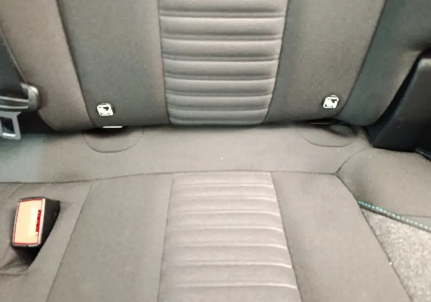 Vue rapprochée de la banquette arrière noire du Peugeot 3008 2022, avec fixation Isofix visible.