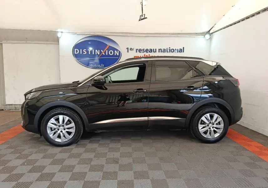 Peugeot 3008 noir vue profil côté gauche, SUV compact avec jantes alliage et vitres teintées en intérieur showroom.