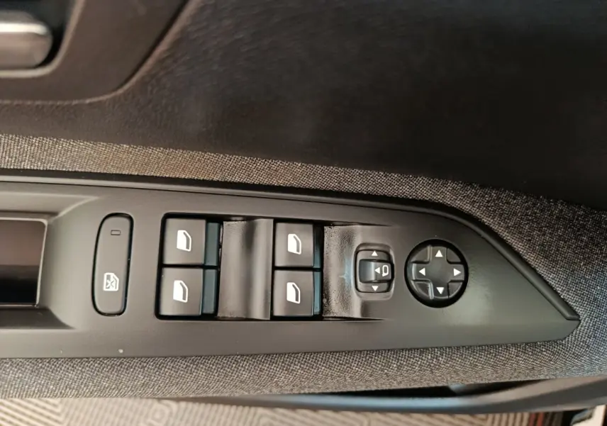 Commande des vitres électriques et réglage des rétroviseurs côté conducteur du Peugeot 3008 noir, vue intérieure côté gauche.