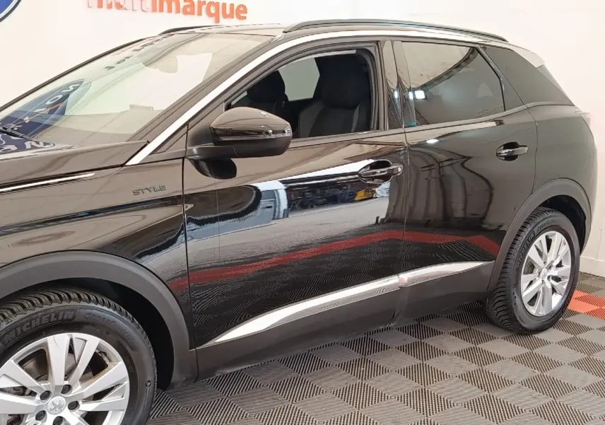 Profil droit du Peugeot 3008 noir finition Style avec jantes alliage et détails chromés sur bas de caisse.