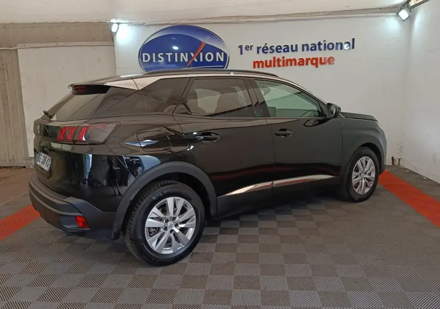 Peugeot 3008 noir vue 3/4 arrière droit, avec feux arrière LED et jantes alliage en showroom.