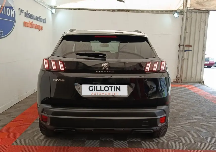 Vue arrière d’un Peugeot 3008 noir 2022 avec feux LED caractéristiques et logo central sur fond brillant.