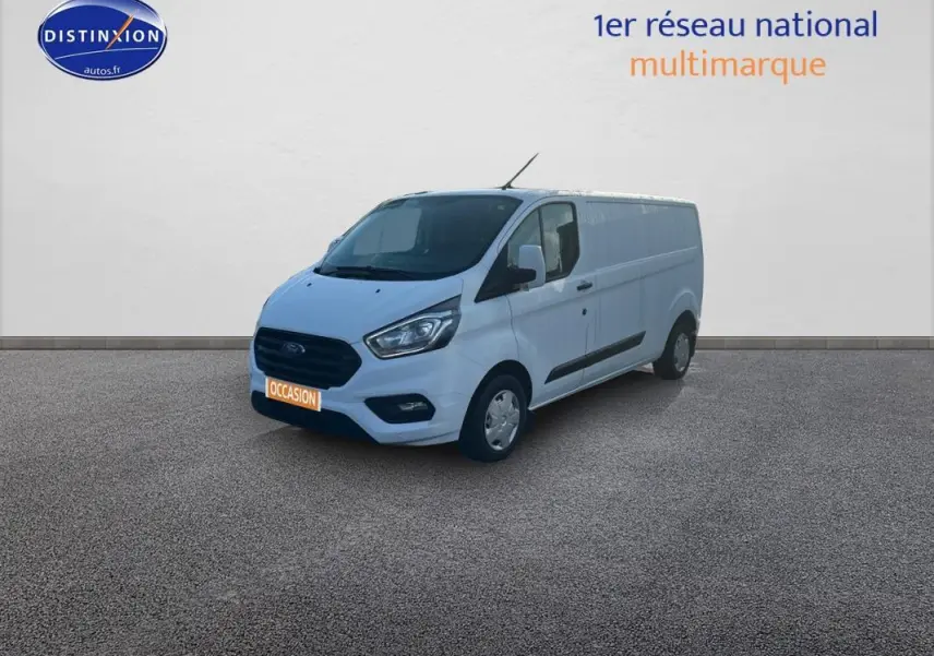 Fourgon Ford Transit Custom blanc vu en 3/4 avant droit sur fond neutre, avec calandre noire et vitres surteintées.