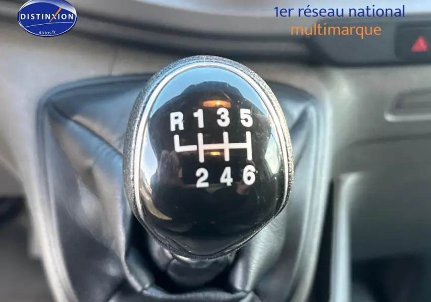 Le levier de vitesses manuel noir du Ford Transit Custom Fourgon 2021, vue rapprochée de la console centrale.