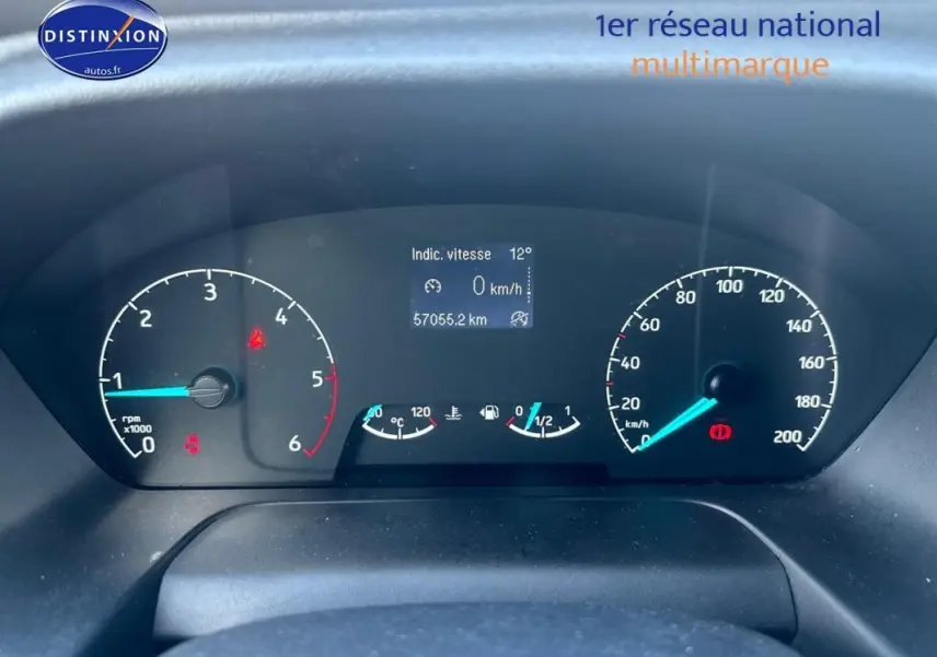 Tableau de bord du Ford Transit Custom blanc 2021, affichant vitesse, compte-tours et jauges en vue frontale.