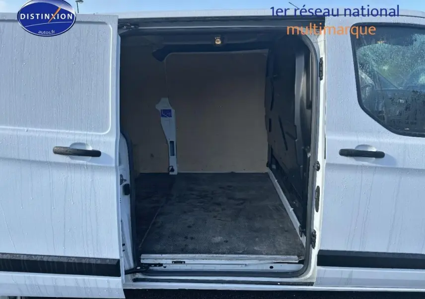 Vue latérale droite du fourgon blanc Ford Transit Custom avec porte latérale ouverte montrant l'espace de chargement vide.