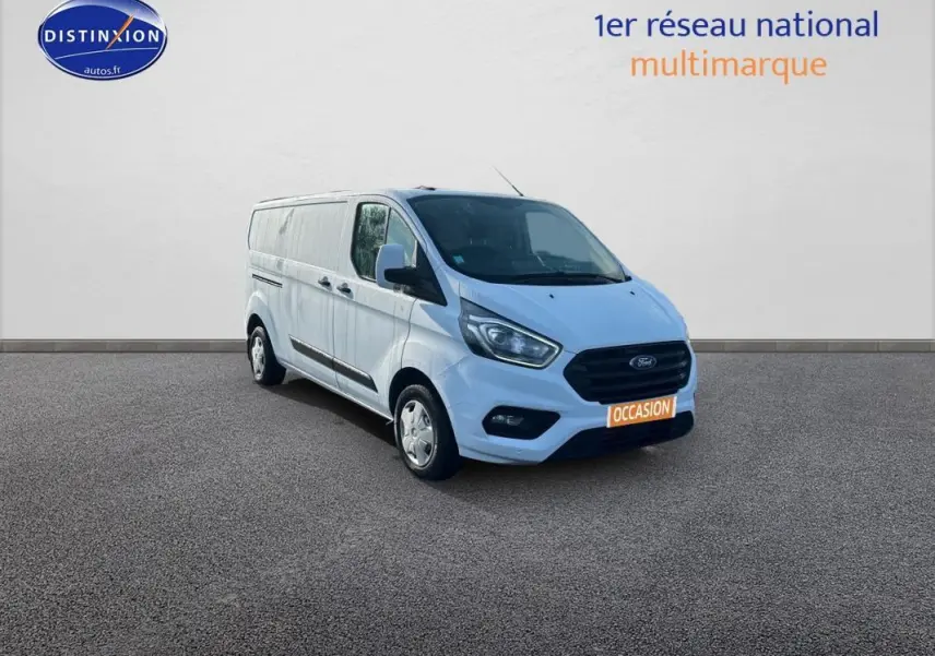 Vue 3/4 avant droit d'un fourgon Ford Transit Custom blanc avec porte latérale et vitres surteintées.