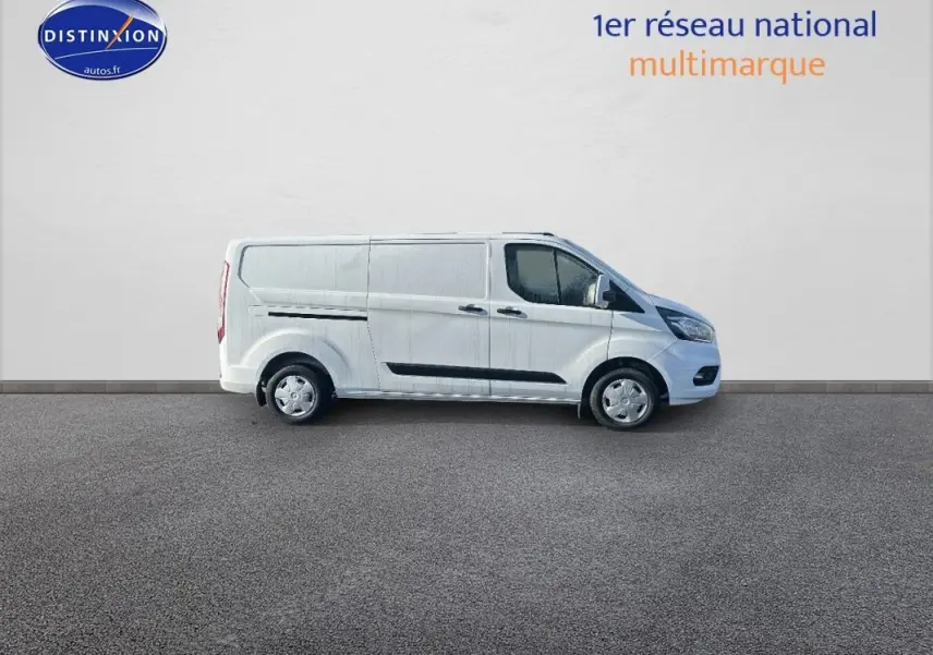 Fourgon Ford Transit Custom blanc vu de profil côté droit, avec porte latérale et vitres surteintées.