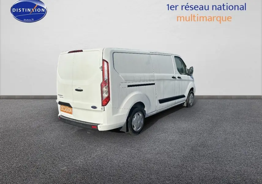 Ford Transit Custom fourgon blanc vu en 3/4 arrière droit, avec porte latérale et vitres surteintées.