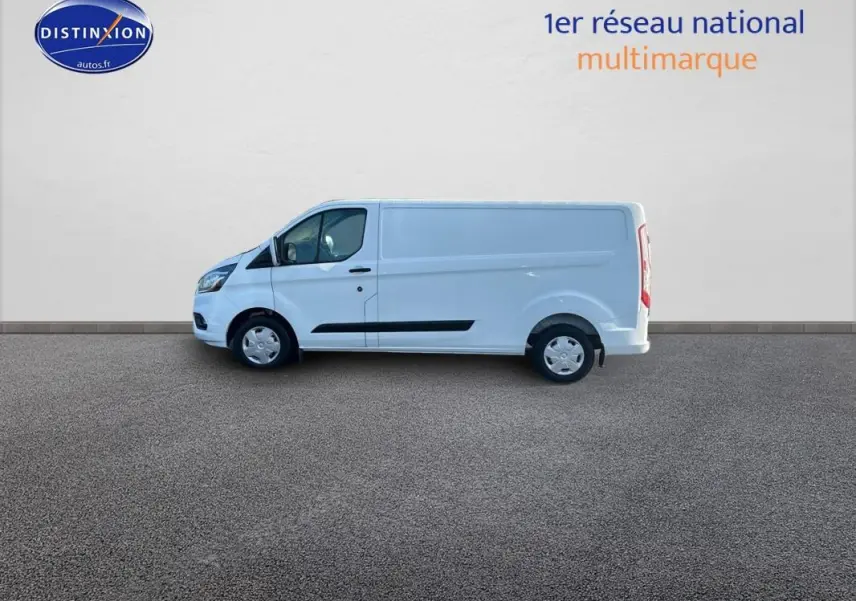 Profil latéral gauche d'un fourgon Ford Transit Custom blanc avec porte latérale et vitres surteintées.