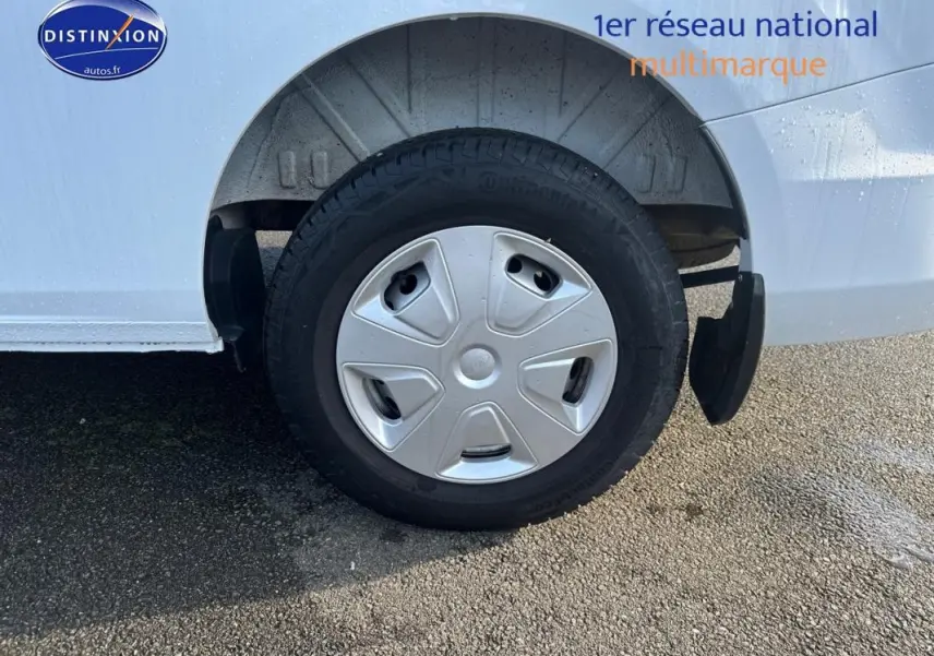 Gros plan sur la roue arrière droite du fourgon blanc Ford Transit Custom 2021 avec enjoliveur plastique visible.