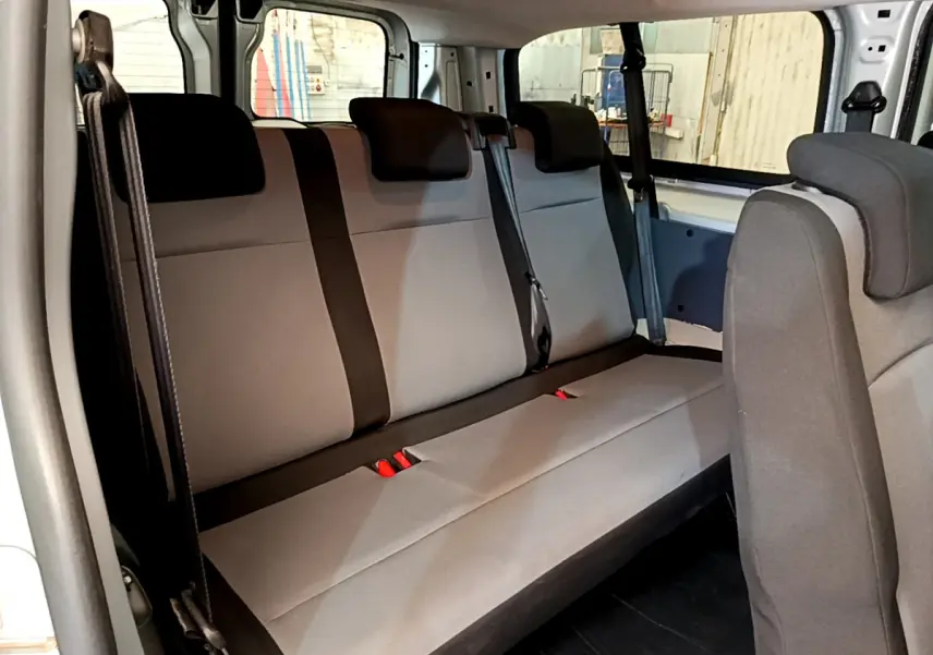 Banquette arrière grise vue de côté gauche dans un Toyota Proace Verso 2019, intérieur spacieux et fonctionnel.
