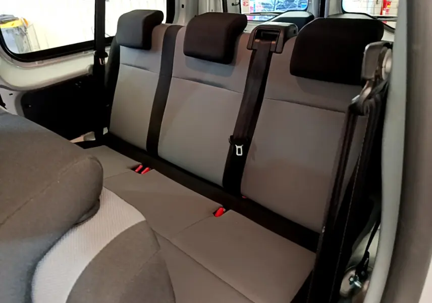 Vue intérieure côté droit sur la banquette arrière grise à trois places du Toyota Proace Verso 2019.