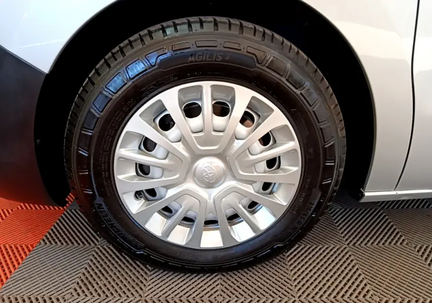 Gros plan sur la roue avant gauche gris clair du Toyota Proace Verso 1.5 D LONG 120 D-4D Dynamic de 2019.