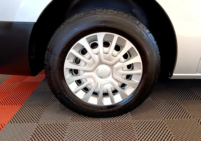 Gros plan sur la roue avant droite grise du Toyota Proace Verso 2019 avec enjoliveur argenté et pneu Continental.