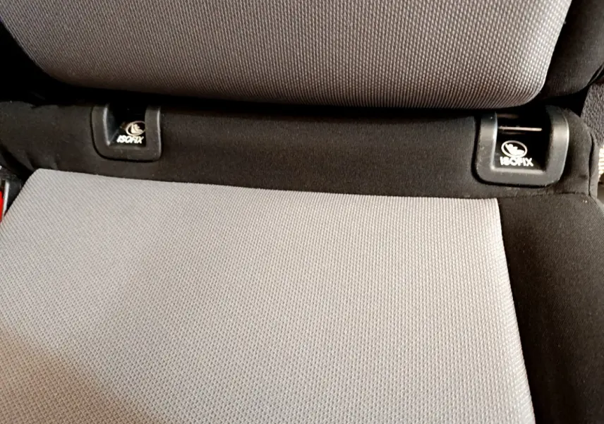 Gros plan sur l'assise arrière gris clair du Toyota Proace Verso 2019 avec fixations ISOFIX visibles.