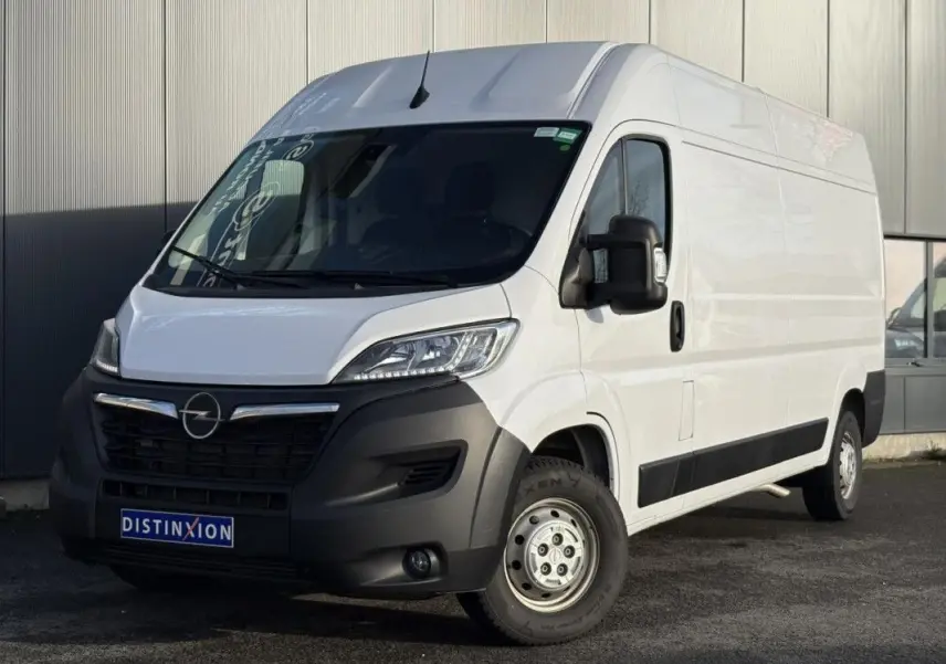 Opel Movano Fourgon blanc vu en 3/4 avant droit, avec pare-chocs noir et calandre distinctive.