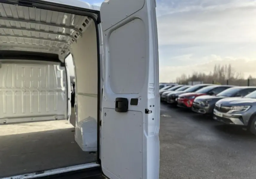 Vue intérieure de la porte arrière ouverte du fourgon blanc Opel Movano 2.2 BlueHDi 140 L3H2, 2023.