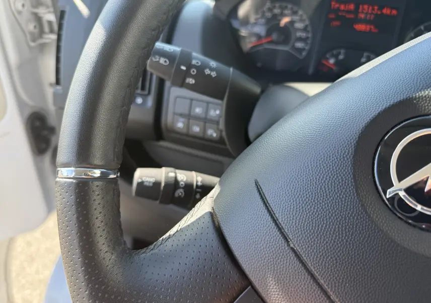 Vue 3/4 arrière droite d’un Opel Movano Fourgon blanc 2023 avec portes arrière fermées et pare-chocs noir.