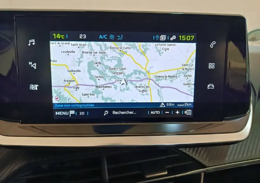 Écran tactile central du tableau de bord du Peugeot 208 électrique blanc, affichant la navigation GPS.