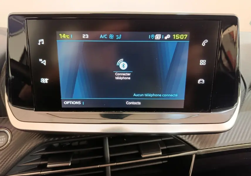 Écran tactile central de la Peugeot 208 électrique Active Business R, affichage Bluetooth et climatisation visible.