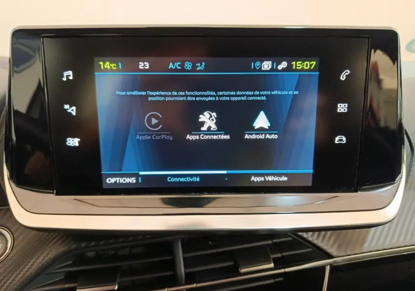Écran tactile central du tableau de bord de la Peugeot 208 électrique Active Business R, affichage Apple CarPlay et Android Auto.