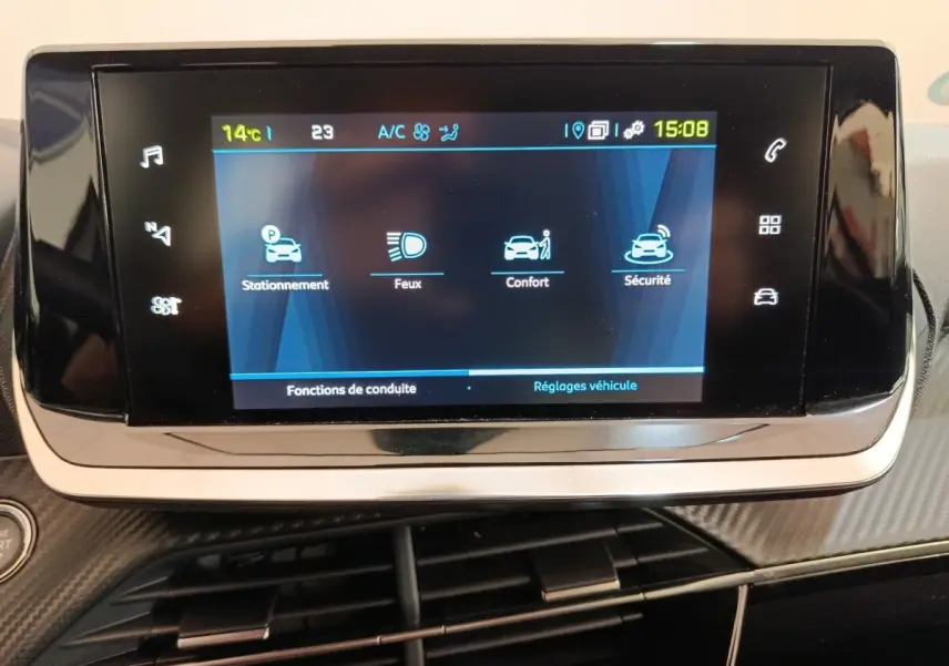 Écran tactile central de la Peugeot 208 électrique Active Business R 2022 affichant les réglages de conduite.
