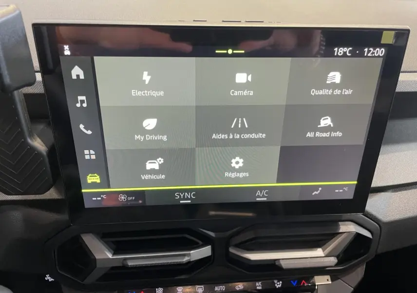 Écran tactile central du tableau de bord du Dacia Bigster 2026 avec commandes climatisation et ventilation visibles.