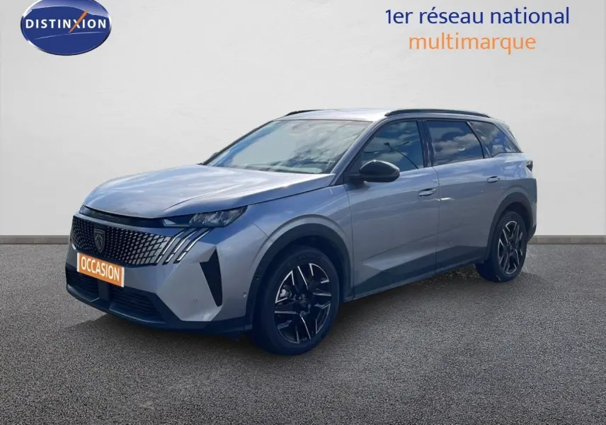 Peugeot 5008 gris Artense métal en 3/4 avant droit, SUV hybride avec jantes noires et calandre distinctive.